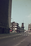 857618 Gezicht op de Stenenbrug en de Adelaarstraat te Utrecht, vanaf de Kaatstraat.